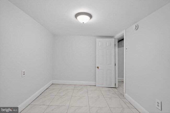 Building Photo - 1001 Burnside Rd