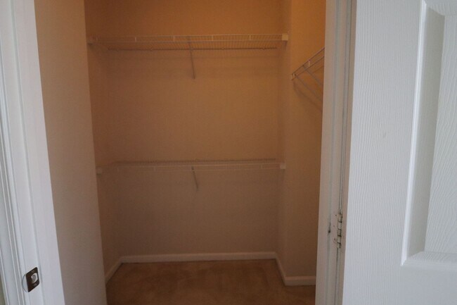 Building Photo - Rare 2BR 2BA 2 Level Condo With Garage