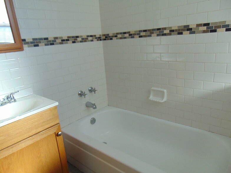 Building Photo - 2209 E 70th St