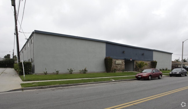 Primary Photo - Stonehenge Apartments