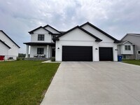 Building Photo - Stunning 5 Bed, 3.5 Bath Luxury Home for R...
