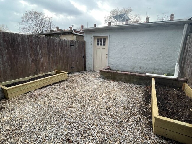 Building Photo - 682 E 42nd St