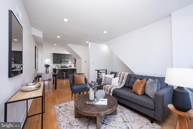 Building Photo - 2102 Berges St