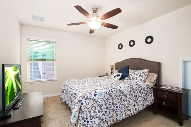 Building Photo - 7631 Willow School Dr