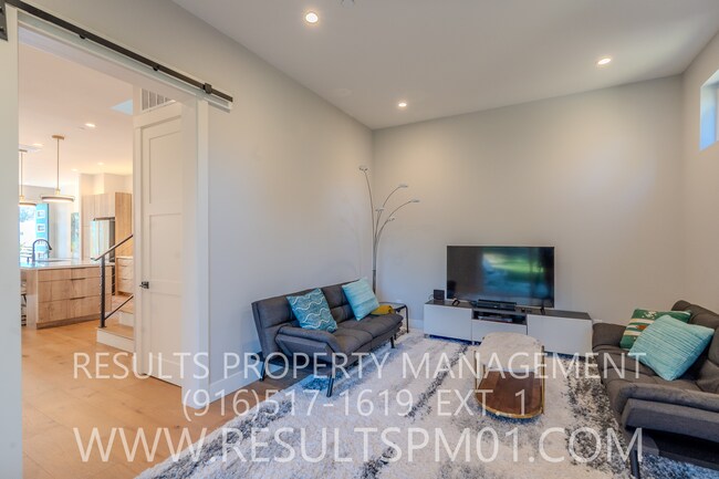 Building Photo - Stunning luxury custom home! 4 bedrooms heart of Fairoaks