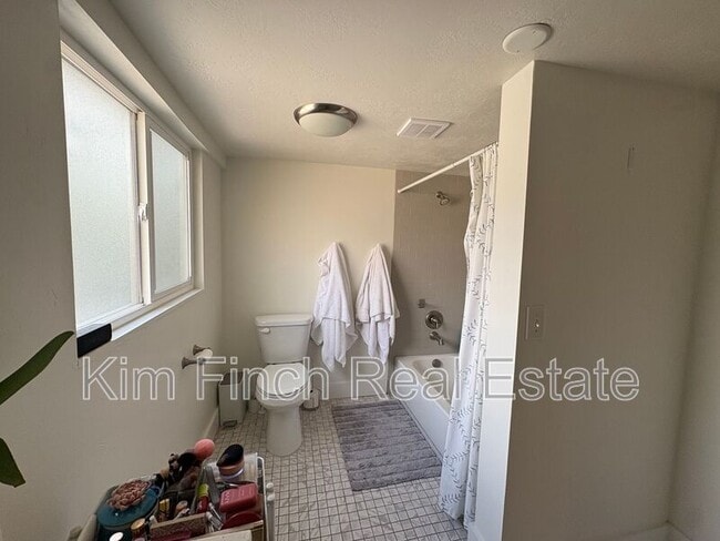 Building Photo - 1149 S Lk St