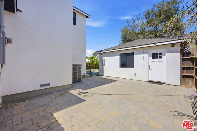 Building Photo - 3121 Oakhurst Ave