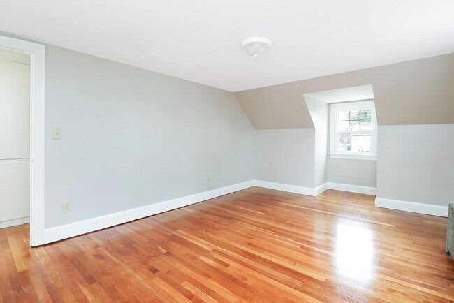 Building Photo - 142 Elmwood Ave