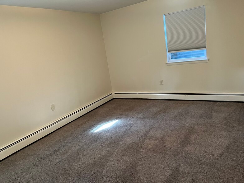 Building Photo - 302 River Rd