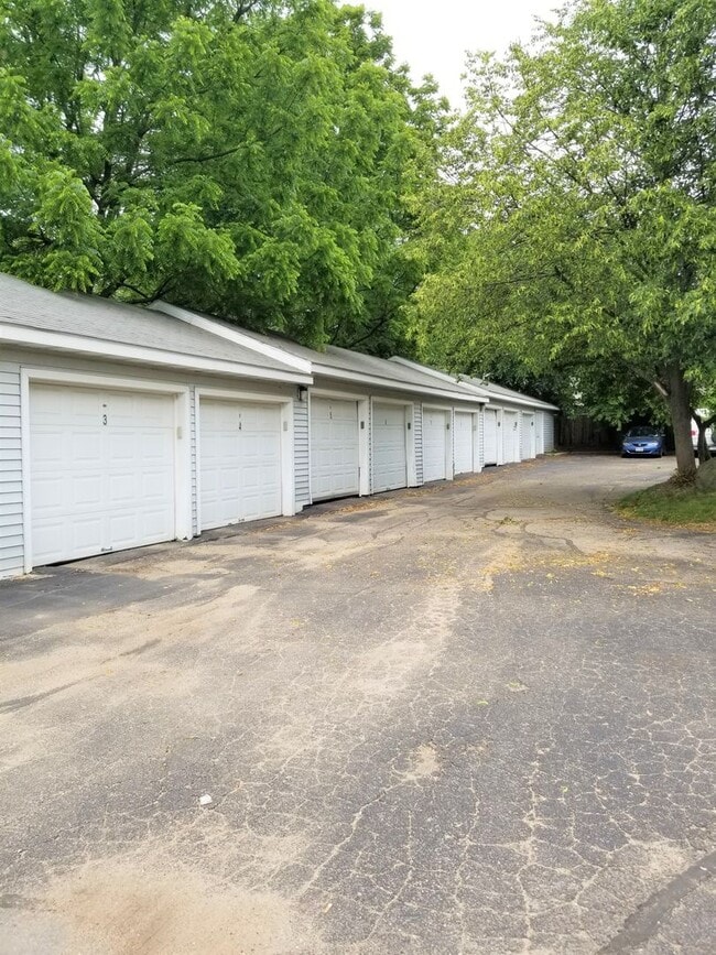 Building Photo - Cozy 1 bedroom loft apartment.. AVAILABLE!!