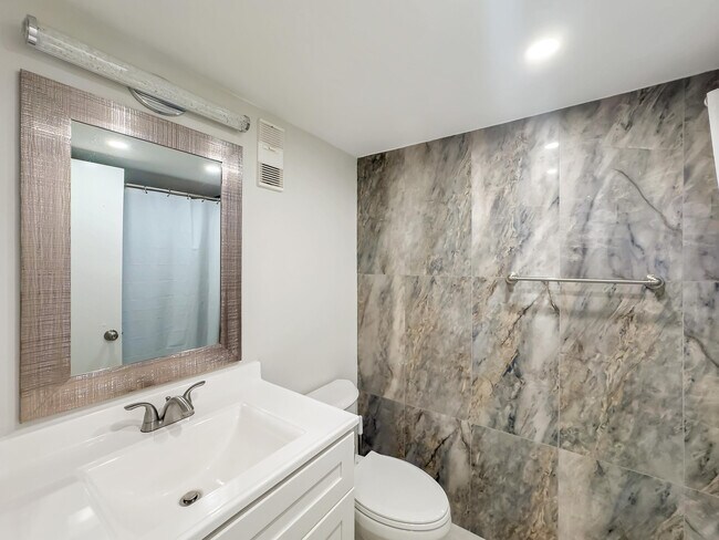 Building Photo - 2112 S Cypress Bend Dr