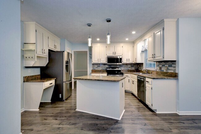 Building Photo - Renovated and Updated Woods of Tabb Home