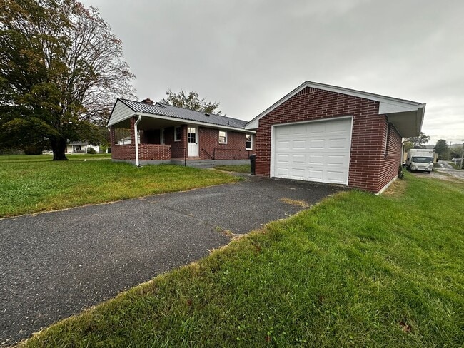 Building Photo - Updated Home with Parking in Radford