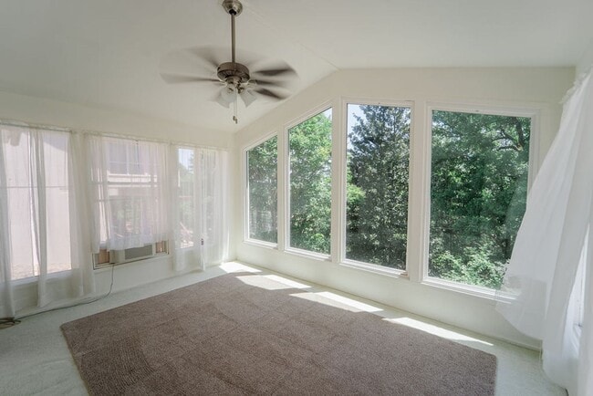 Building Photo - 4 bed, 3 bath, home with privet sunroom off master.