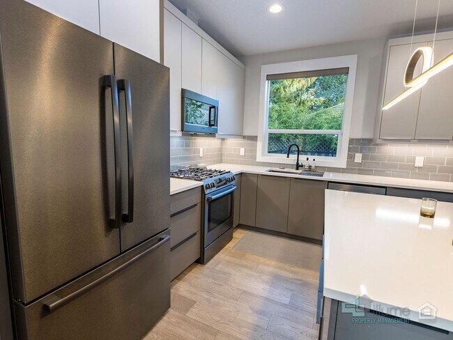 Building Photo - Fully Furnished Lake Oswego Gem!!!!
