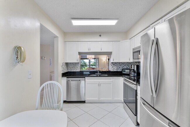 Building Photo - 7260 Kinghurst Dr
