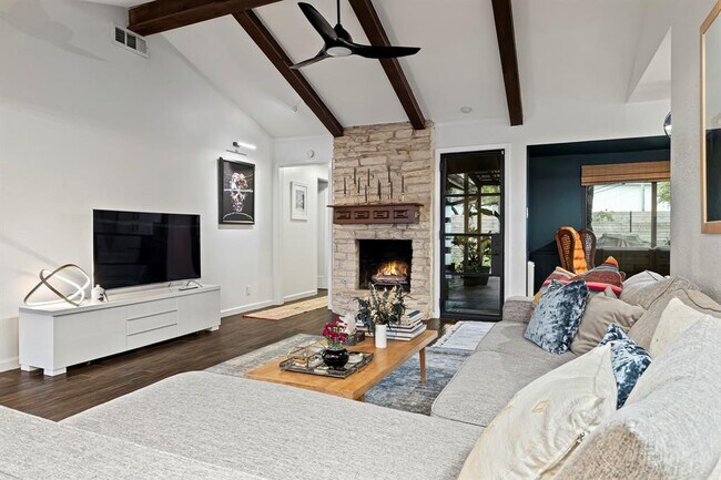 Building Photo - 6903 Whispering Oaks Dr