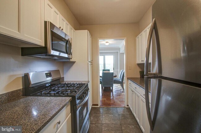 Building Photo - Wesley Heights Two Bedroom, Two Baths, Fur...