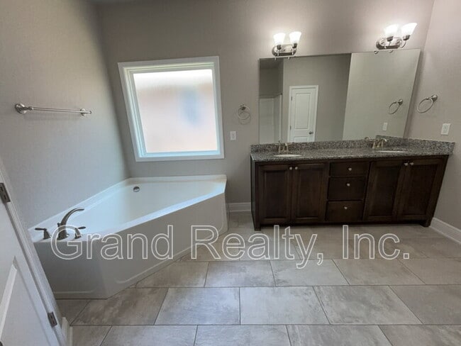 Building Photo - 3823 Shady Grove Dr