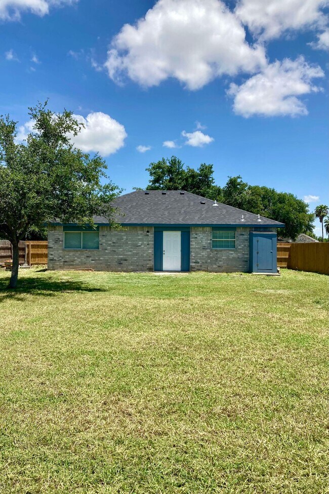 Building Photo - 405 Poblano Dr