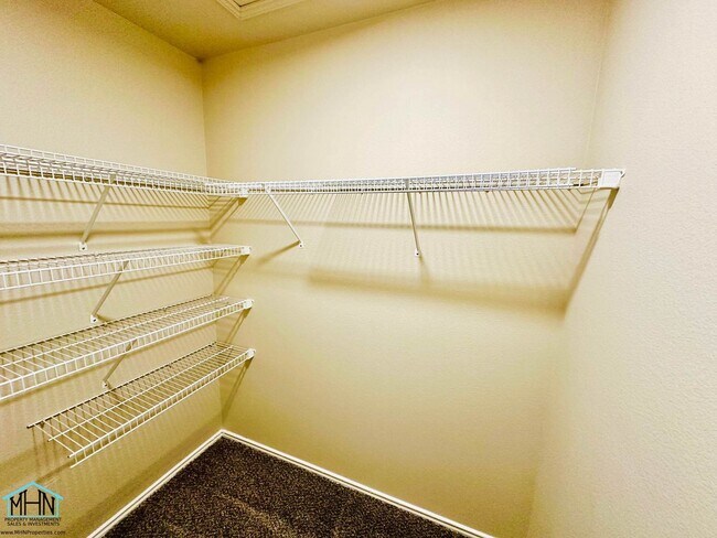 Building Photo - Big & Beautiful 5 bed/3.5 bath 2 Story home that's conveniently located to Randolph AFB