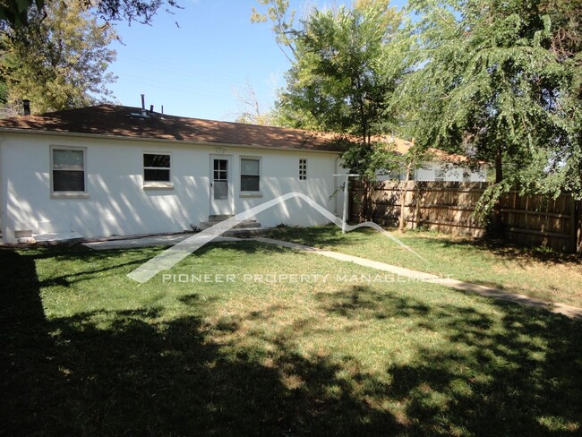 Building Photo - Updated 1/2 Duplex with Washer/Dryer and F...