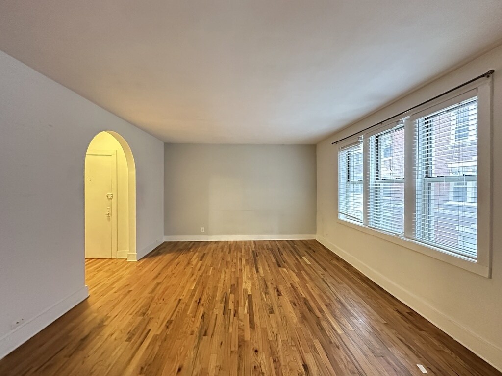 Building Photo - 521 W Surf St