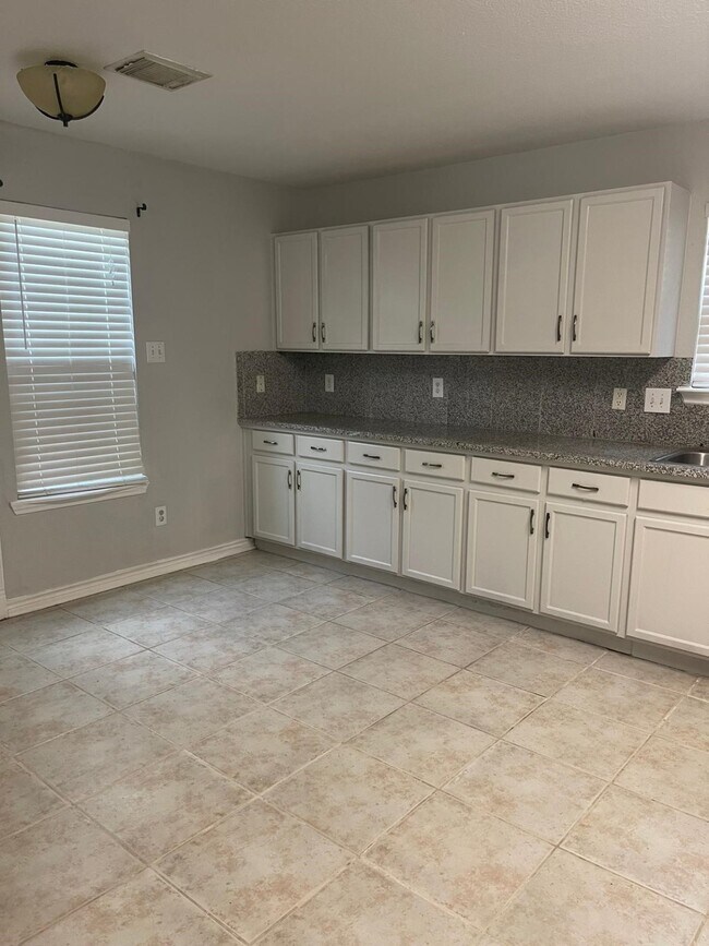 Building Photo - 5615 W Harrow Dr