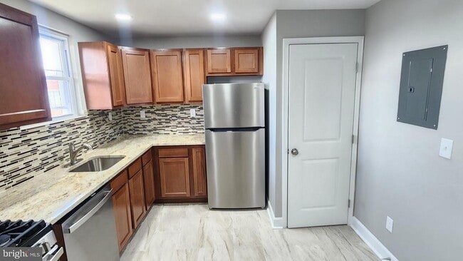 Building Photo - 2527 Kirk Ave