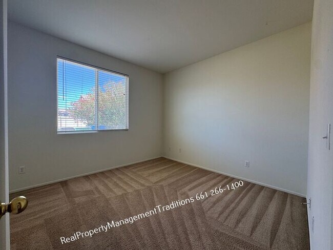 Building Photo - Spaciouse 4 Bed- 3 full Bath + plus Loft Home