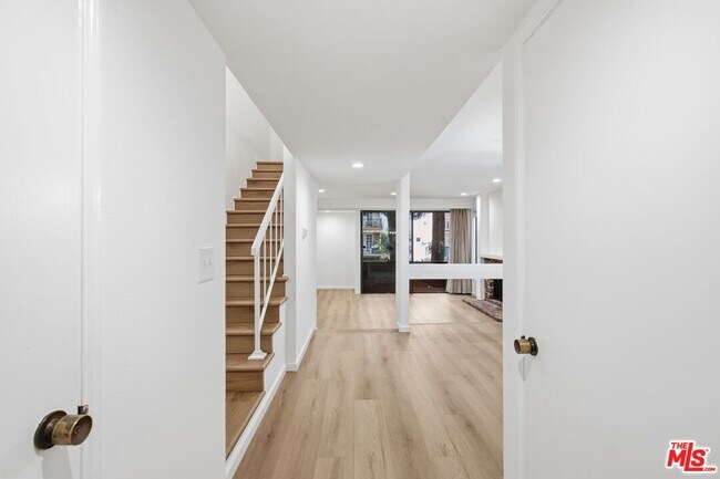Building Photo - 1423 S Bentley Ave