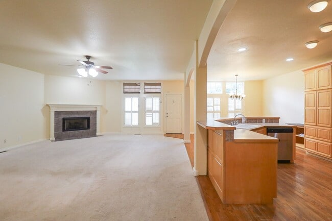 Building Photo - Huge, Gorgeous South Tulsa home ready for ...
