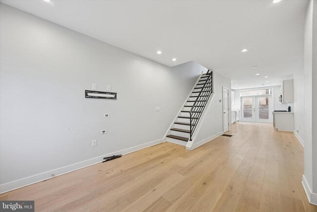 Building Photo - 548 E Hewson St