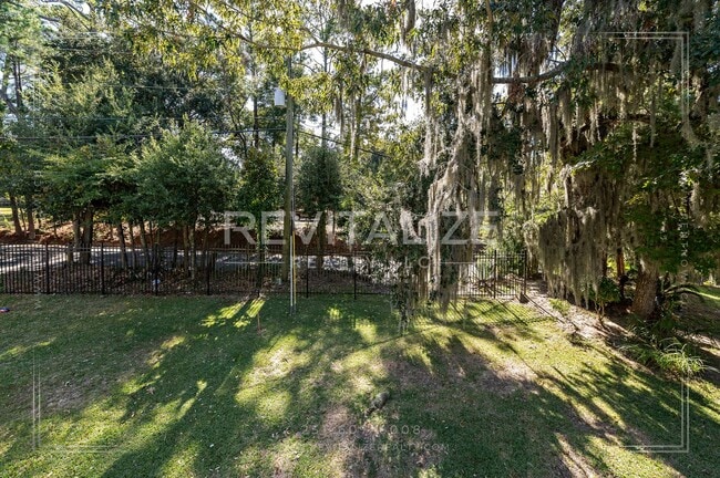 Building Photo - Charming 3-Level Home with Water Access in...