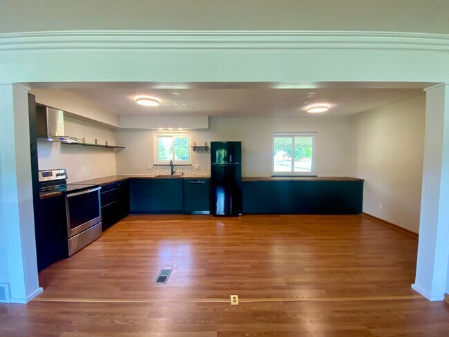 Building Photo - 692 Sueden Dr
