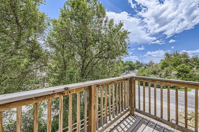 Building Photo - Top-floor, 2-bed 1-bath condo located near the highly desirable Old Town Arvada!