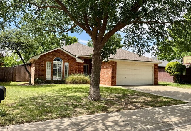 Building Photo - Adorable 3/2 in South Lubbock! More Pictur...