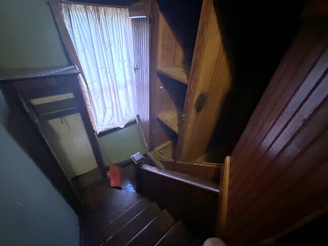 Side stairway with additional storage - 3016 Victor St