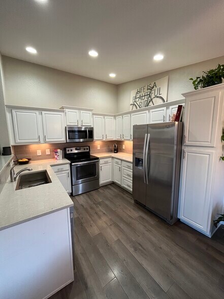 Primary Photo - 10030 E Carolina Dr