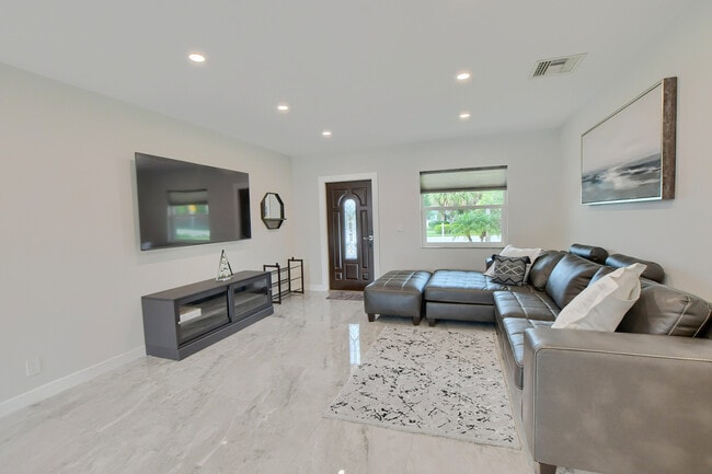 Building Photo - 414 Lindell Blvd