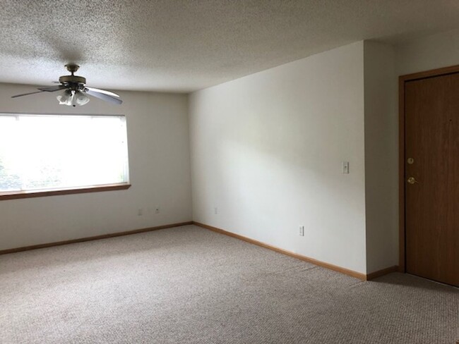 Building Photo - 2 Bedroom quiet location in North Liberty.