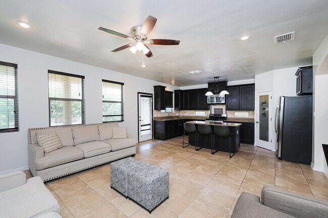 Building Photo - 9813 Sandhill Dr
