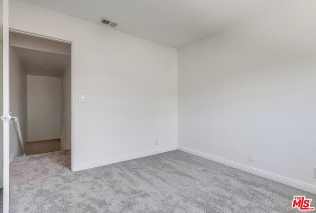 Building Photo - 687 Mt Carmel Dr