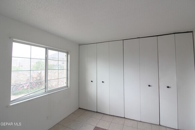 Building Photo - 5200 Carousel Dr