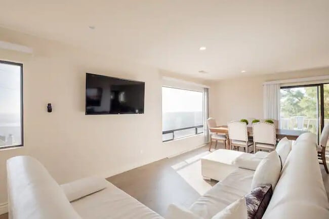 Building Photo - Hilltop 5BR Retreat w/ Sunset Views + Game Room