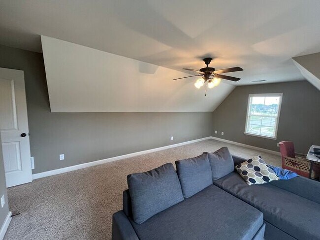 Building Photo - 4 Bedroom Arlington Home with a Lakeside Lot