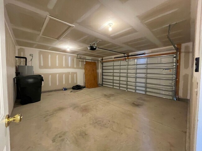 Building Photo - Don't miss this cute 3BR/2BA home in St. John's Ridge w/ attached garage!