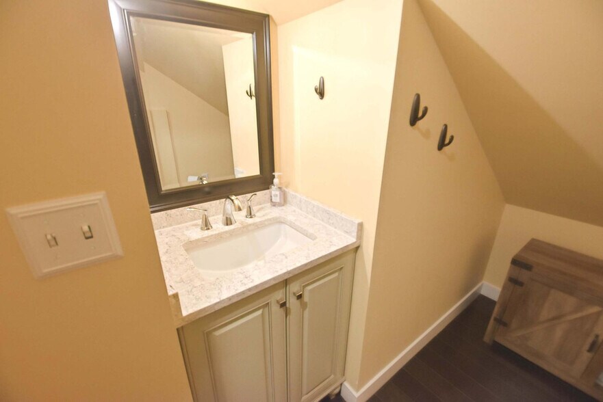 Building Photo - 1012 N Lawrence St