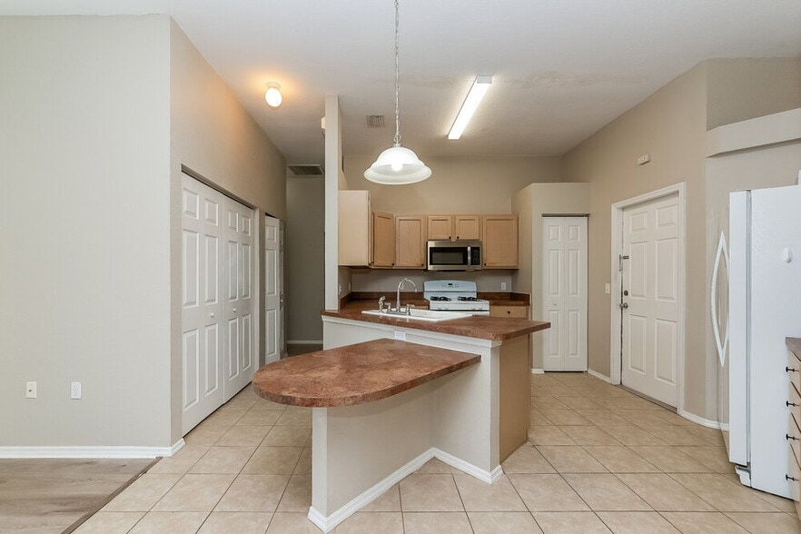 Building Photo - 6210 Blackberry Ln