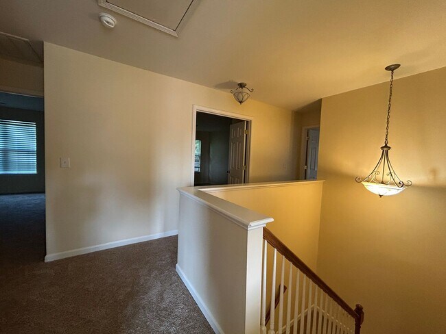 Building Photo - Stunning 6 bedroom 2.5 bathroom corner lot...